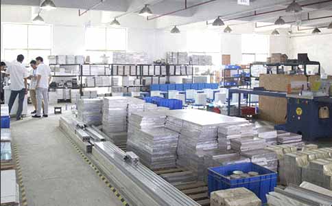 通發激光的工程師們偶爾也會離開他們的機器，大家一起研究機器